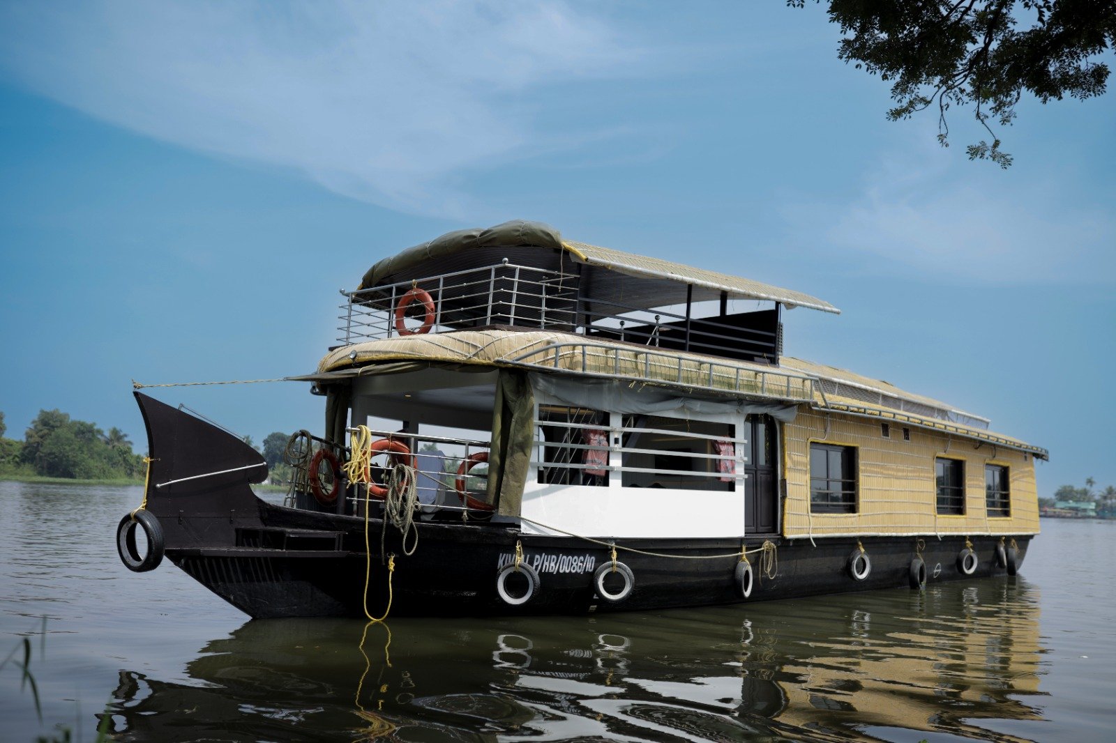 Single-bedroom houseboat